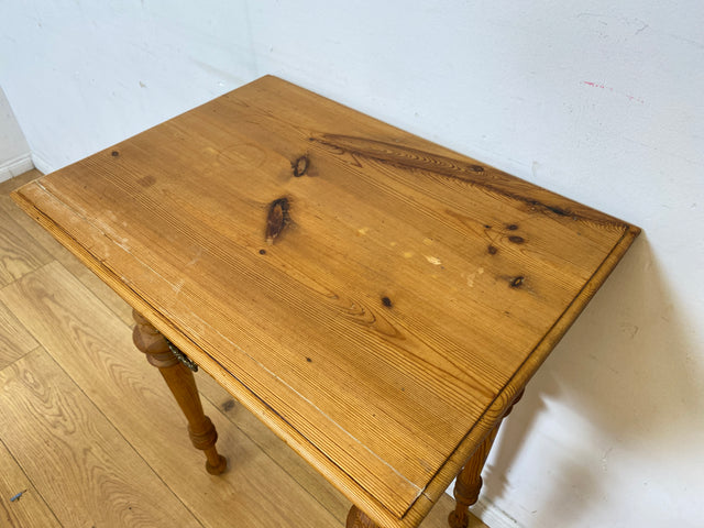 Hübscher kleiner antiker Beistelltisch mit Schublade und Messinggriffen I Kiefernholz , um 1880 I Nähtisch Kommode Ablage Konsolentisch Konsole Gründerzeit Vintage Weichholz I