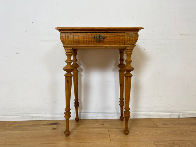 Hübscher kleiner antiker Beistelltisch mit Schublade und Messinggriffen I Kiefernholz , um 1880 I Nähtisch Kommode Ablage Konsolentisch Konsole Gründerzeit Vintage Weichholz I