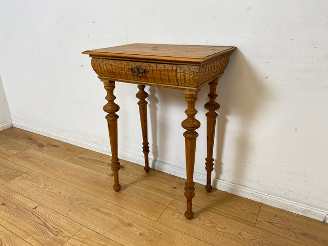 Hübscher kleiner antiker Beistelltisch mit Schublade und Messinggriffen I Kiefernholz , um 1880 I Nähtisch Kommode Ablage Konsolentisch Konsole Gründerzeit Vintage Weichholz I