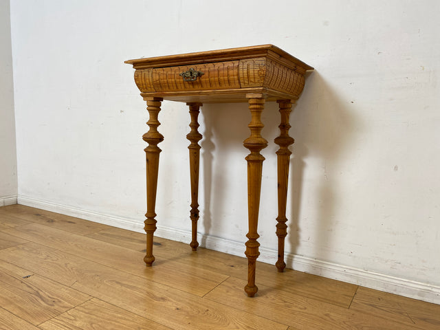 Hübscher kleiner antiker Beistelltisch mit Schublade und Messinggriffen I Kiefernholz , um 1880 I Nähtisch Kommode Ablage Konsolentisch Konsole Gründerzeit Vintage Weichholz I