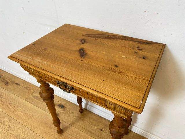 Hübscher kleiner antiker Beistelltisch mit Schublade und Messinggriffen I Kiefernholz , um 1880 I Nähtisch Kommode Ablage Konsolentisch Konsole Gründerzeit Vintage Weichholz I