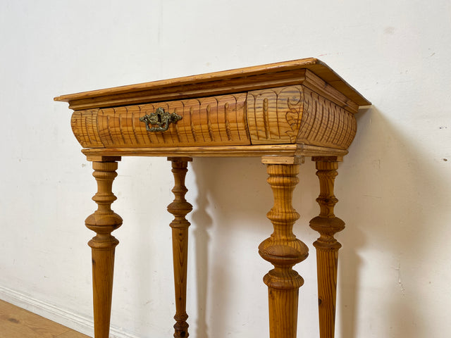 Hübscher kleiner antiker Beistelltisch mit Schublade und Messinggriffen I Kiefernholz , um 1880 I Nähtisch Kommode Ablage Konsolentisch Konsole Gründerzeit Vintage Weichholz I