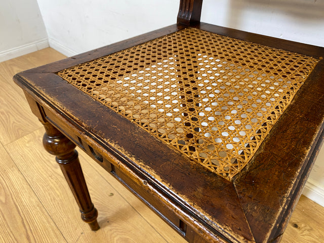 Eleganter handverzierter antiker Esszimmerstuhl mit Wiener Geflecht und aufwendig gedrechselten Beinen I Stuhl Holzstuhl Dining Chair Herrendiener Gründerzeit Alt Vintage I
