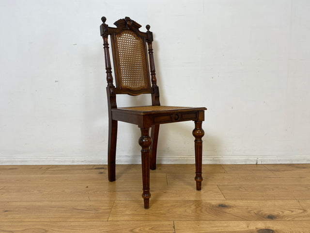 Eleganter handverzierter antiker Esszimmerstuhl mit Wiener Geflecht und aufwendig gedrechselten Beinen I Stuhl Holzstuhl Dining Chair Herrendiener Gründerzeit Alt Vintage I
