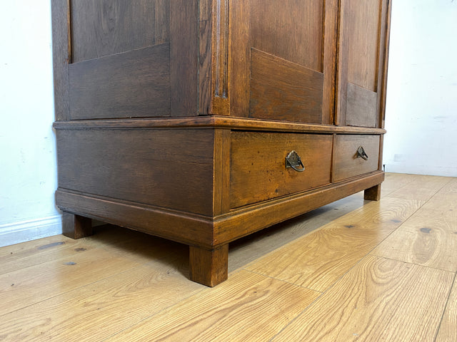 WMK I Eleganter antiker Kleiderschrank aus vollem Holz mit Kleiderstange und Schubladen
