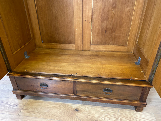 WMK I Eleganter antiker Kleiderschrank aus vollem Holz mit Kleiderstange und Schubladen