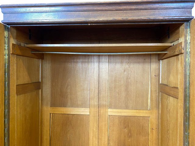 WMK I Eleganter antiker Kleiderschrank aus vollem Holz mit Kleiderstange und Schubladen
