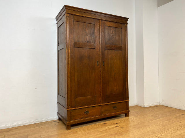 WMK I Eleganter antiker Kleiderschrank aus vollem Holz mit Kleiderstange und Schubladen