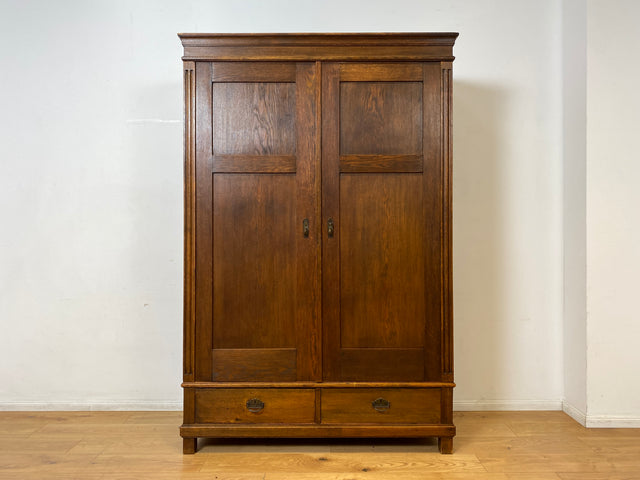 WMK I Eleganter antiker Kleiderschrank aus vollem Holz mit Kleiderstange und Schubladen
