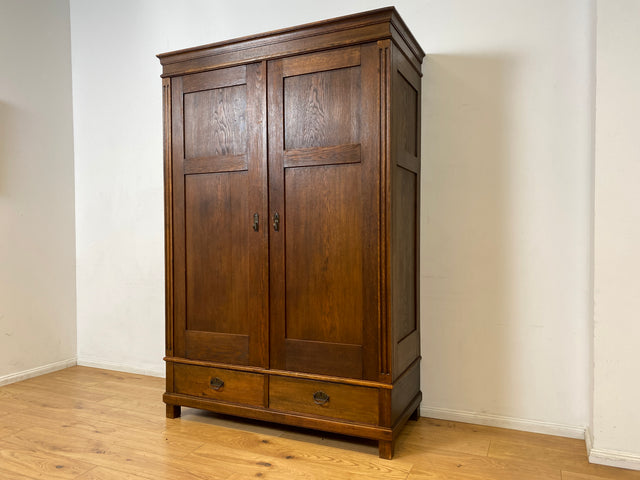 WMK I Eleganter antiker Kleiderschrank aus vollem Holz mit Kleiderstange und Schubladen