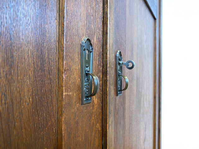 WMK I Eleganter antiker Kleiderschrank aus vollem Holz mit Kleiderstange und Schubladen