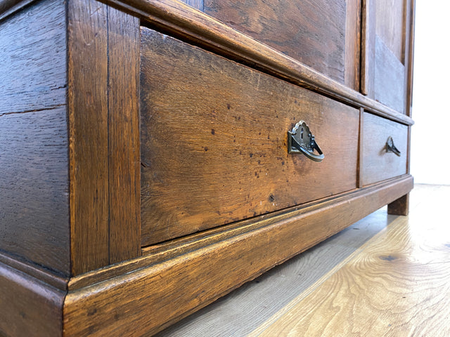 WMK I Eleganter antiker Kleiderschrank aus vollem Holz mit Kleiderstange und Schubladen