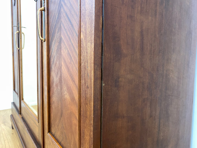 Wunderschöner und sehr geräumiger antiker Kleiderschrank aus vollem Holz mit Spiegeltür I Schrank Schlafzimmerschrank Wäscheschrank Jugendstil Gründerzeit Vintage I