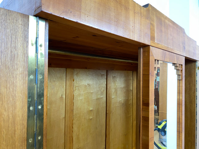 Wunderschöner jedoch etwas abgerockter antiker Kleiderschrank aus vollem Holz mit Spiegeltür. BITTE BEACHTEN: Der Spiegel hat altersbedingte blinde Flecken, lässt sich trotzdem gut nutzen. Bitte Fotos beachten.