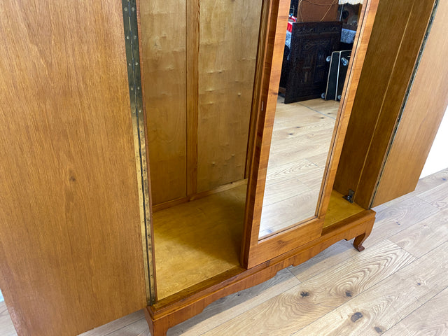 Wunderschöner jedoch etwas abgerockter antiker Kleiderschrank aus vollem Holz mit Spiegeltür. BITTE BEACHTEN: Der Spiegel hat altersbedingte blinde Flecken, lässt sich trotzdem gut nutzen. Bitte Fotos beachten.