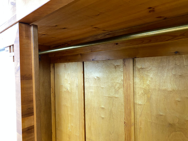 Wunderschöner jedoch etwas abgerockter antiker Kleiderschrank aus vollem Holz mit Spiegeltür. BITTE BEACHTEN: Der Spiegel hat altersbedingte blinde Flecken, lässt sich trotzdem gut nutzen. Bitte Fotos beachten.