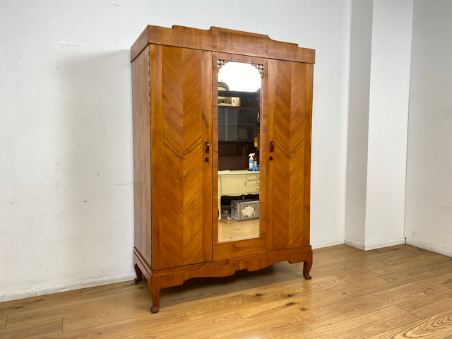 Wunderschöner jedoch etwas abgerockter antiker Kleiderschrank aus vollem Holz mit Spiegeltür. BITTE BEACHTEN: Der Spiegel hat altersbedingte blinde Flecken, lässt sich trotzdem gut nutzen. Bitte Fotos beachten.