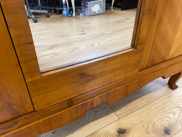 Wunderschöner jedoch etwas abgerockter antiker Kleiderschrank aus vollem Holz mit Spiegeltür. BITTE BEACHTEN: Der Spiegel hat altersbedingte blinde Flecken, lässt sich trotzdem gut nutzen. Bitte Fotos beachten.