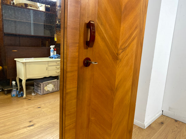 Wunderschöner jedoch etwas abgerockter antiker Kleiderschrank aus vollem Holz mit Spiegeltür. BITTE BEACHTEN: Der Spiegel hat altersbedingte blinde Flecken, lässt sich trotzdem gut nutzen. Bitte Fotos beachten.