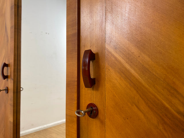 Wunderschöner jedoch etwas abgerockter antiker Kleiderschrank aus vollem Holz mit Spiegeltür. BITTE BEACHTEN: Der Spiegel hat altersbedingte blinde Flecken, lässt sich trotzdem gut nutzen. Bitte Fotos beachten.