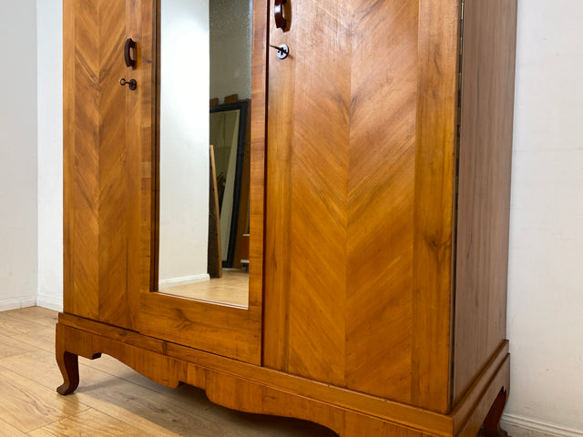 Wunderschöner jedoch etwas abgerockter antiker Kleiderschrank aus vollem Holz mit Spiegeltür. BITTE BEACHTEN: Der Spiegel hat altersbedingte blinde Flecken, lässt sich trotzdem gut nutzen. Bitte Fotos beachten.