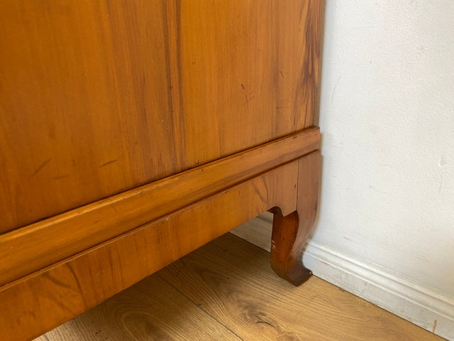 Wunderschöner jedoch etwas abgerockter antiker Kleiderschrank aus vollem Holz mit Spiegeltür. BITTE BEACHTEN: Der Spiegel hat altersbedingte blinde Flecken, lässt sich trotzdem gut nutzen. Bitte Fotos beachten.