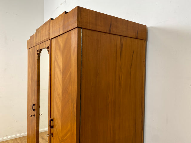 Wunderschöner jedoch etwas abgerockter antiker Kleiderschrank aus vollem Holz mit Spiegeltür. BITTE BEACHTEN: Der Spiegel hat altersbedingte blinde Flecken, lässt sich trotzdem gut nutzen. Bitte Fotos beachten.