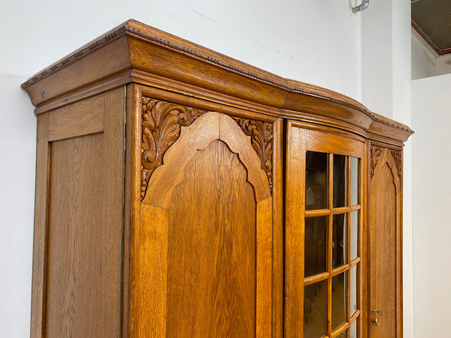 Imposanter und handverzierter antiker Kleiderschrank aus vollem Holz mit Glastür I Schrank Schlafzimmerschrank Wäscheschrank Wardrobe Bauernschrank Jugendstil Vintage I