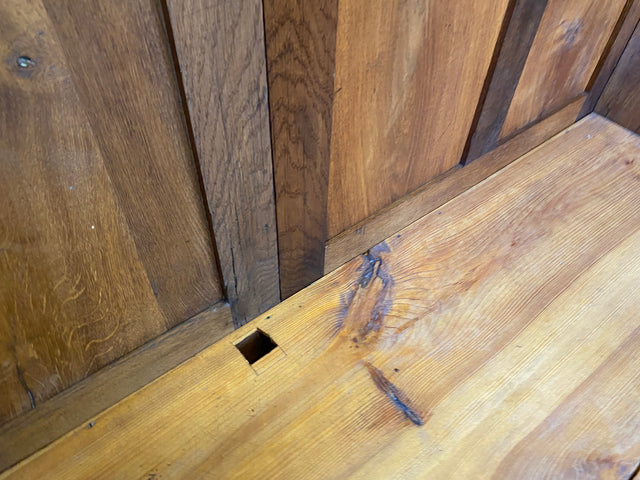 Imposanter und handverzierter antiker Kleiderschrank aus vollem Holz mit Glastür I Schrank Schlafzimmerschrank Wäscheschrank Wardrobe Bauernschrank Jugendstil Vintage I