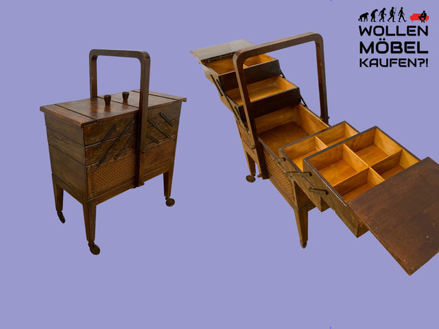 Klein aber oho! Schöner ausklappbarer antiker Nähkorb auf Rollen mit Wiener Geflecht I Nähkommode Nähkasten Truhe Beistelltisch Schmuckkasten Chippendale Vintage Art Deco I