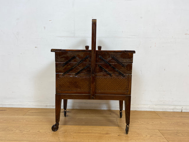 Klein aber oho! Schöner ausklappbarer antiker Nähkorb auf Rollen mit Wiener Geflecht I Nähkommode Nähkasten Truhe Beistelltisch Schmuckkasten Chippendale Vintage Art Deco I