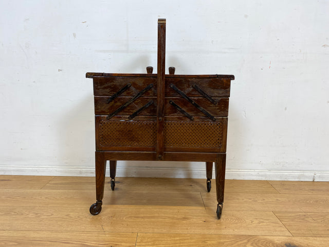 Klein aber oho! Schöner ausklappbarer antiker Nähkorb auf Rollen mit Wiener Geflecht I Nähkommode Nähkasten Truhe Beistelltisch Schmuckkasten Chippendale Vintage Art Deco I