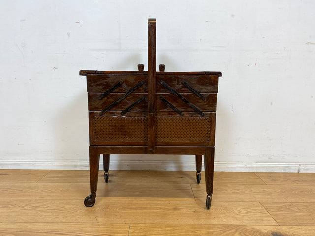 Klein aber oho! Schöner ausklappbarer antiker Nähkorb auf Rollen mit Wiener Geflecht I Nähkommode Nähkasten Truhe Beistelltisch Schmuckkasten Chippendale Vintage Art Deco I
