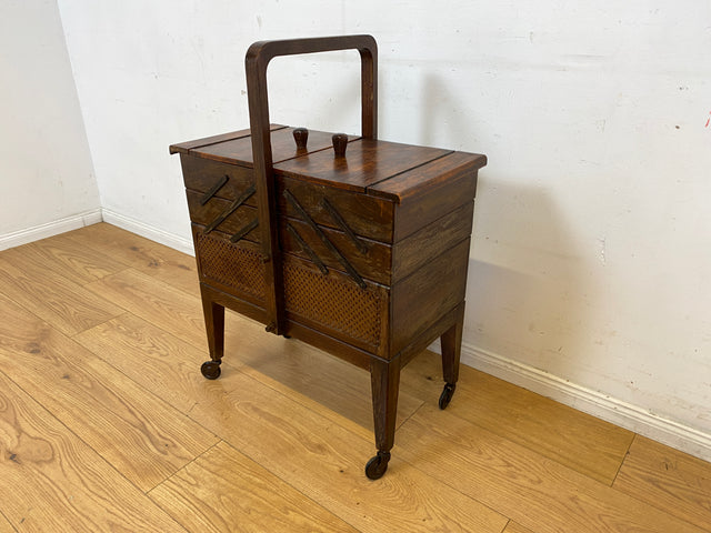 Klein aber oho! Schöner ausklappbarer antiker Nähkorb auf Rollen mit Wiener Geflecht I Nähkommode Nähkasten Truhe Beistelltisch Schmuckkasten Chippendale Vintage Art Deco I