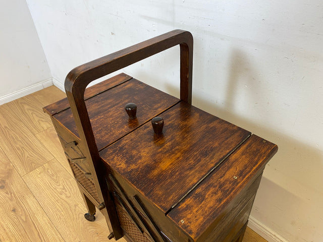 Klein aber oho! Schöner ausklappbarer antiker Nähkorb auf Rollen mit Wiener Geflecht I Nähkommode Nähkasten Truhe Beistelltisch Schmuckkasten Chippendale Vintage Art Deco I