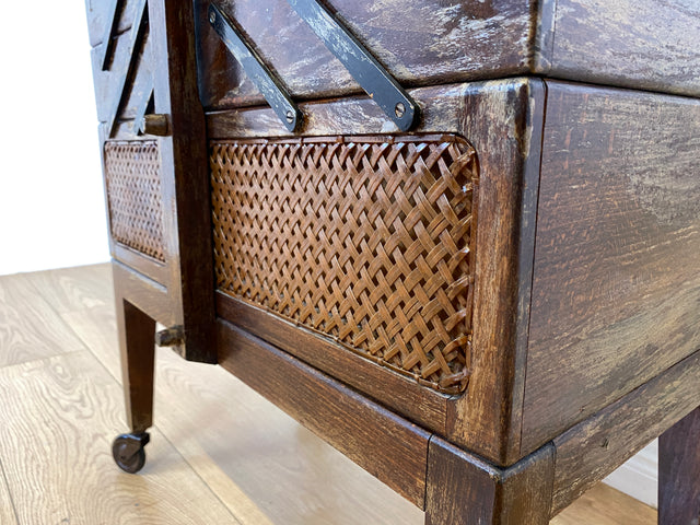 Klein aber oho! Schöner ausklappbarer antiker Nähkorb auf Rollen mit Wiener Geflecht I Nähkommode Nähkasten Truhe Beistelltisch Schmuckkasten Chippendale Vintage Art Deco I