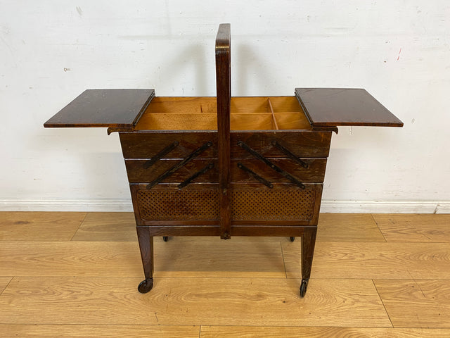 Klein aber oho! Schöner ausklappbarer antiker Nähkorb auf Rollen mit Wiener Geflecht I Nähkommode Nähkasten Truhe Beistelltisch Schmuckkasten Chippendale Vintage Art Deco I
