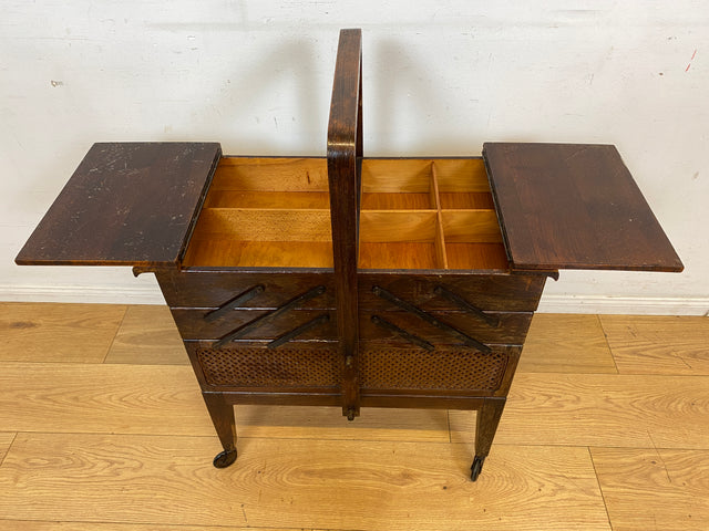Klein aber oho! Schöner ausklappbarer antiker Nähkorb auf Rollen mit Wiener Geflecht I Nähkommode Nähkasten Truhe Beistelltisch Schmuckkasten Chippendale Vintage Art Deco I