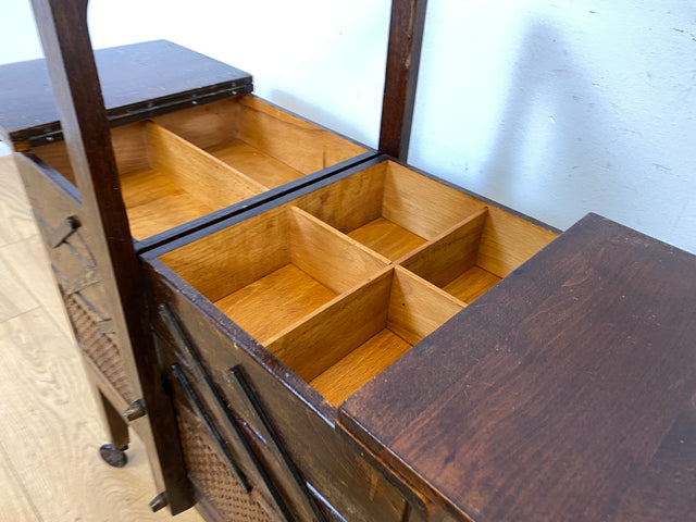 Klein aber oho! Schöner ausklappbarer antiker Nähkorb auf Rollen mit Wiener Geflecht I Nähkommode Nähkasten Truhe Beistelltisch Schmuckkasten Chippendale Vintage Art Deco I