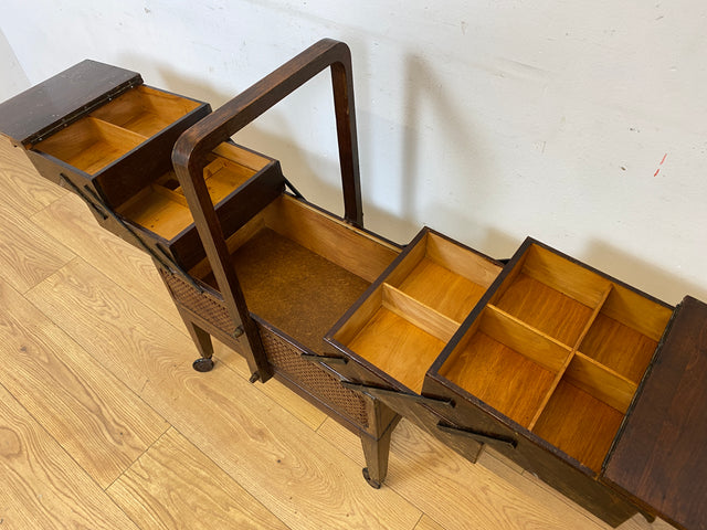 Klein aber oho! Schöner ausklappbarer antiker Nähkorb auf Rollen mit Wiener Geflecht I Nähkommode Nähkasten Truhe Beistelltisch Schmuckkasten Chippendale Vintage Art Deco I