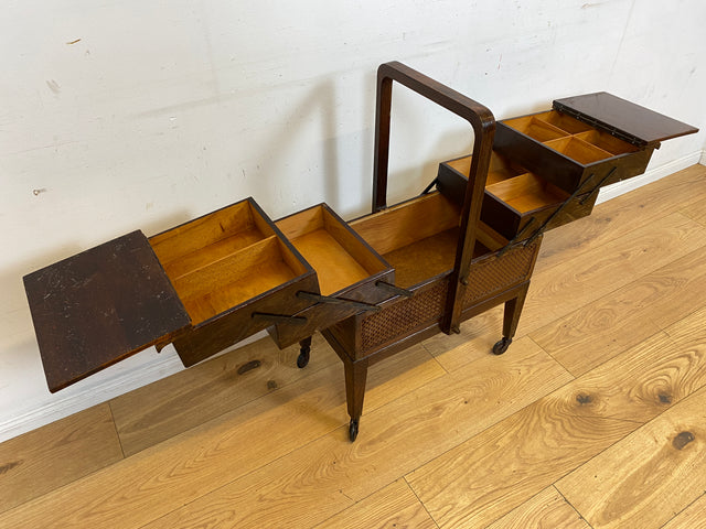 Klein aber oho! Schöner ausklappbarer antiker Nähkorb auf Rollen mit Wiener Geflecht I Nähkommode Nähkasten Truhe Beistelltisch Schmuckkasten Chippendale Vintage Art Deco I