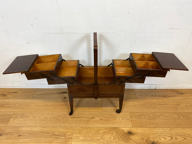Klein aber oho! Schöner ausklappbarer antiker Nähkorb auf Rollen mit Wiener Geflecht I Nähkommode Nähkasten Truhe Beistelltisch Schmuckkasten Chippendale Vintage Art Deco I