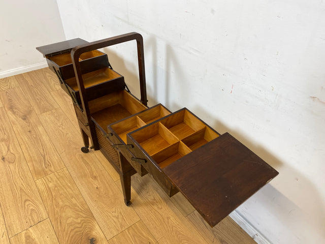 Klein aber oho! Schöner ausklappbarer antiker Nähkorb auf Rollen mit Wiener Geflecht I Nähkommode Nähkasten Truhe Beistelltisch Schmuckkasten Chippendale Vintage Art Deco I