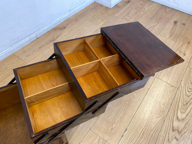Klein aber oho! Schöner ausklappbarer antiker Nähkorb auf Rollen mit Wiener Geflecht I Nähkommode Nähkasten Truhe Beistelltisch Schmuckkasten Chippendale Vintage Art Deco I