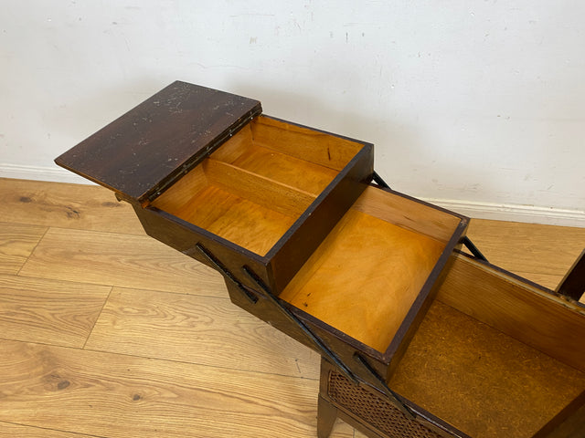 Klein aber oho! Schöner ausklappbarer antiker Nähkorb auf Rollen mit Wiener Geflecht I Nähkommode Nähkasten Truhe Beistelltisch Schmuckkasten Chippendale Vintage Art Deco I
