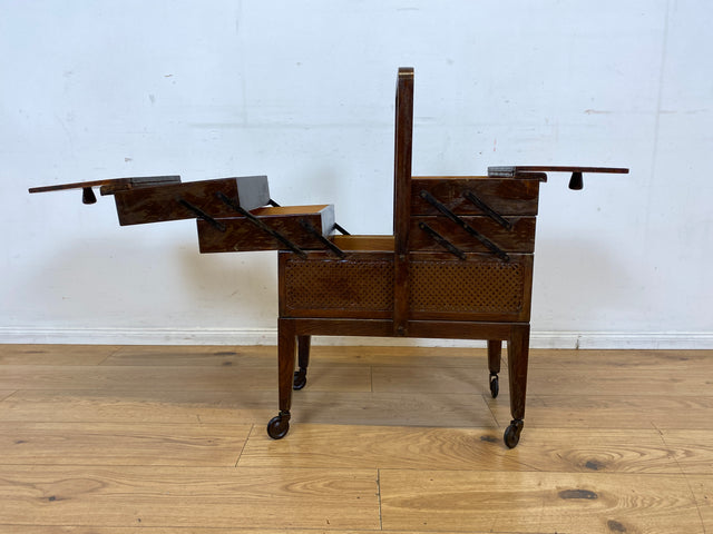 Klein aber oho! Schöner ausklappbarer antiker Nähkorb auf Rollen mit Wiener Geflecht I Nähkommode Nähkasten Truhe Beistelltisch Schmuckkasten Chippendale Vintage Art Deco I