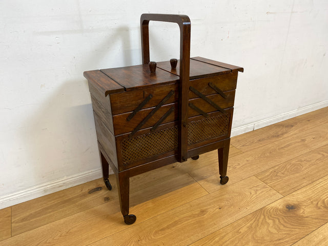Klein aber oho! Schöner ausklappbarer antiker Nähkorb auf Rollen mit Wiener Geflecht I Nähkommode Nähkasten Truhe Beistelltisch Schmuckkasten Chippendale Vintage Art Deco I