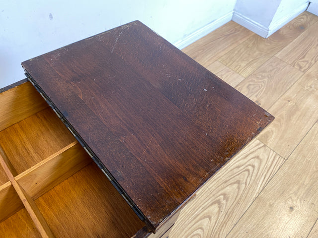 Klein aber oho! Schöner ausklappbarer antiker Nähkorb auf Rollen mit Wiener Geflecht I Nähkommode Nähkasten Truhe Beistelltisch Schmuckkasten Chippendale Vintage Art Deco I