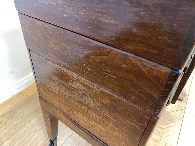 Klein aber oho! Schöner ausklappbarer antiker Nähkorb auf Rollen mit Wiener Geflecht I Nähkommode Nähkasten Truhe Beistelltisch Schmuckkasten Chippendale Vintage Art Deco I