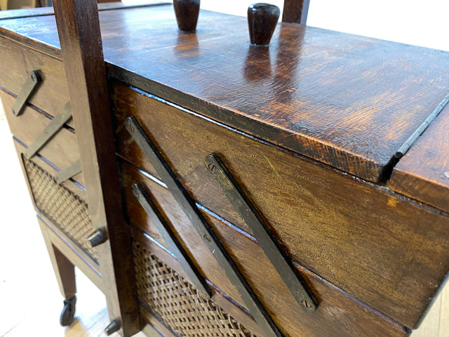 Klein aber oho! Schöner ausklappbarer antiker Nähkorb auf Rollen mit Wiener Geflecht I Nähkommode Nähkasten Truhe Beistelltisch Schmuckkasten Chippendale Vintage Art Deco I